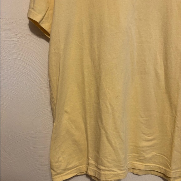 Hollister Men's Light Yellow Short Sleeve Tee - Picture 6 of 7